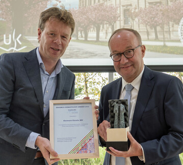 Prof. Dr. Hermann Einsele erhielt den Erasmus-Hämatologie-Preis 2022 von Prof. Dr. Stefan Sleijfer.